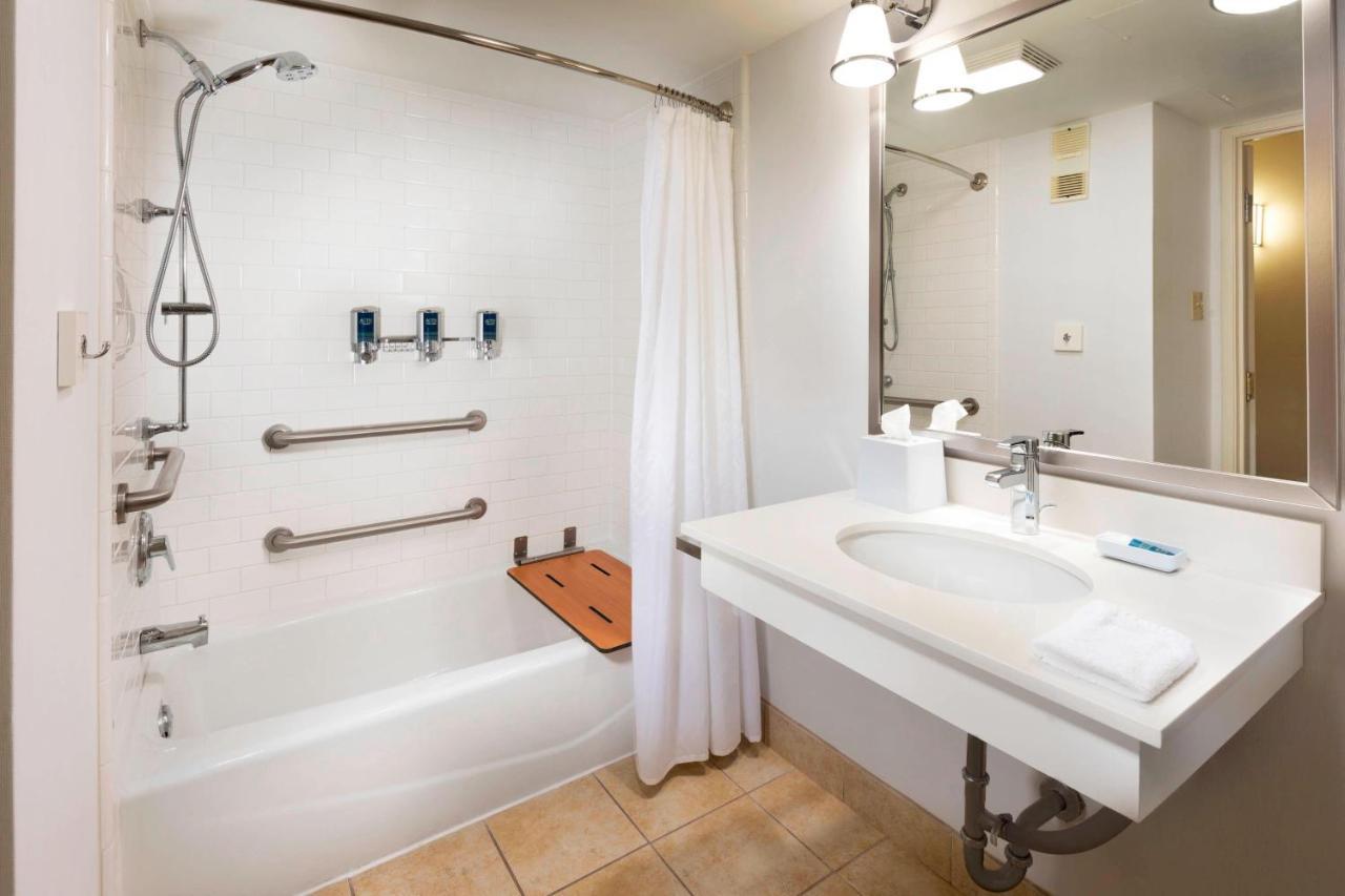Doubletree By Hilton Manhattan, Ks المظهر الخارجي الصورة