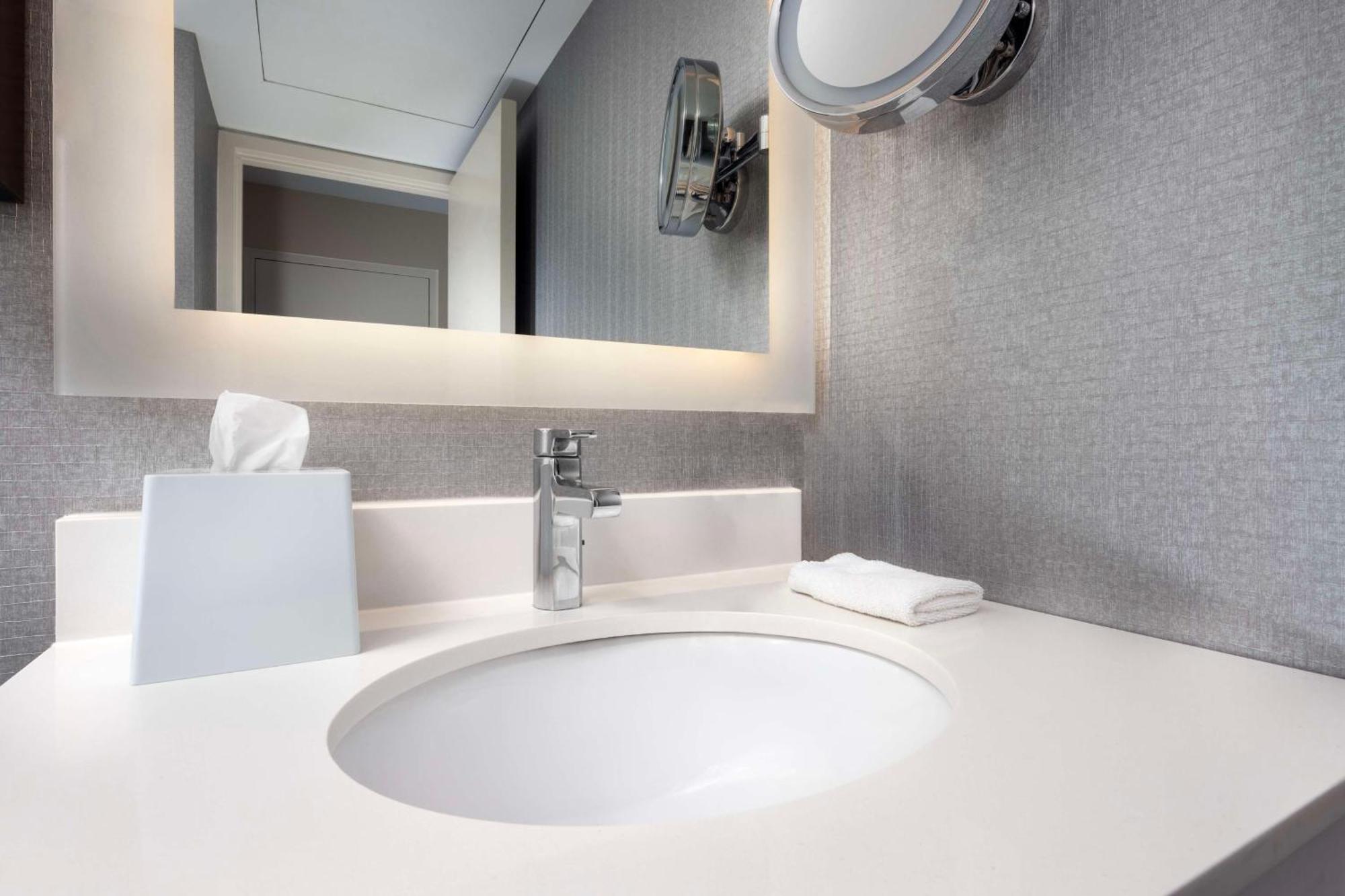 Doubletree By Hilton Manhattan, Ks المظهر الخارجي الصورة