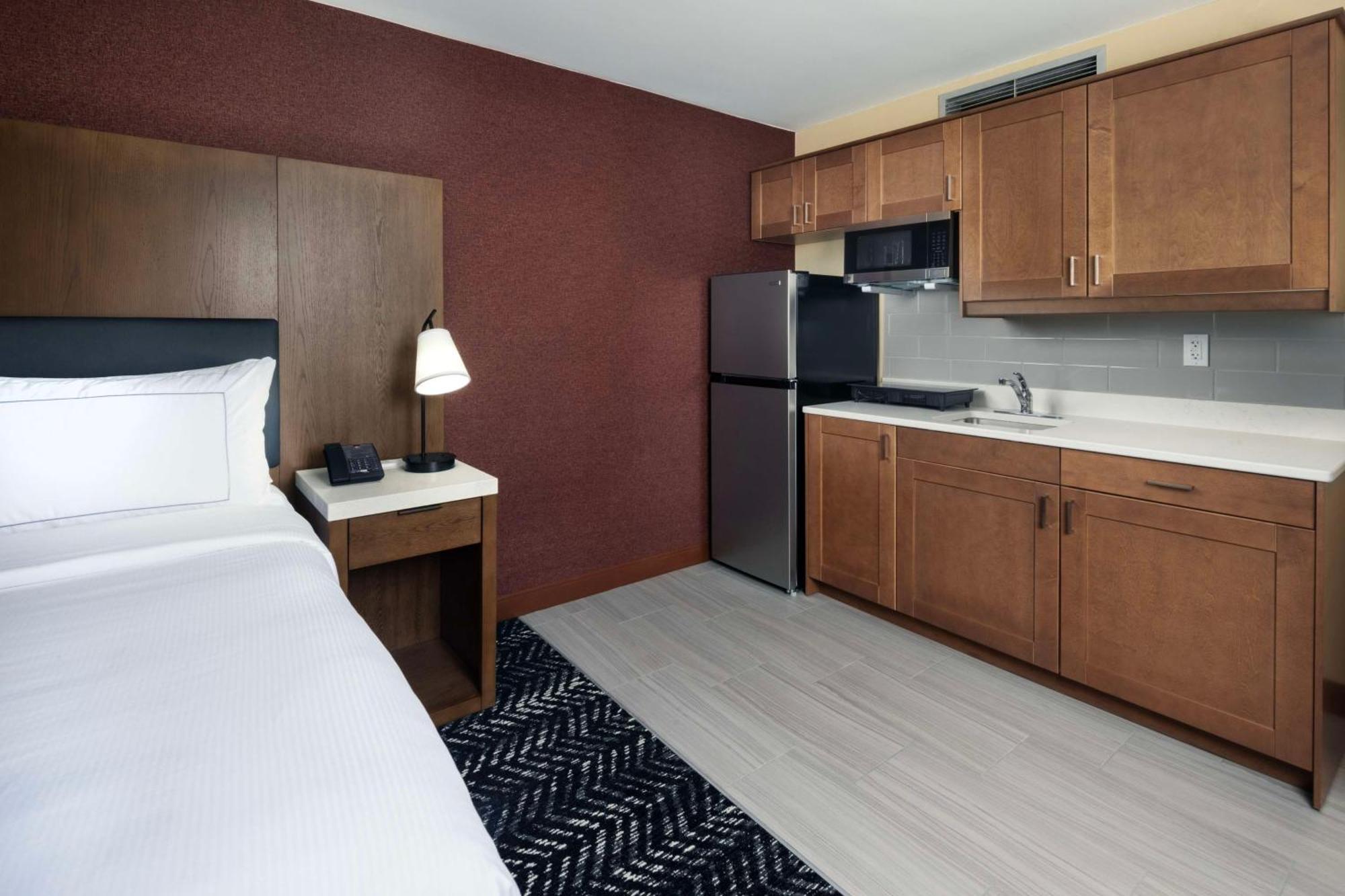 Doubletree By Hilton Manhattan, Ks المظهر الخارجي الصورة