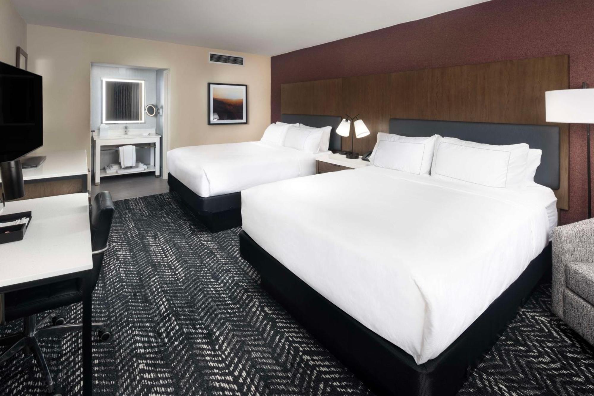 Doubletree By Hilton Manhattan, Ks المظهر الخارجي الصورة