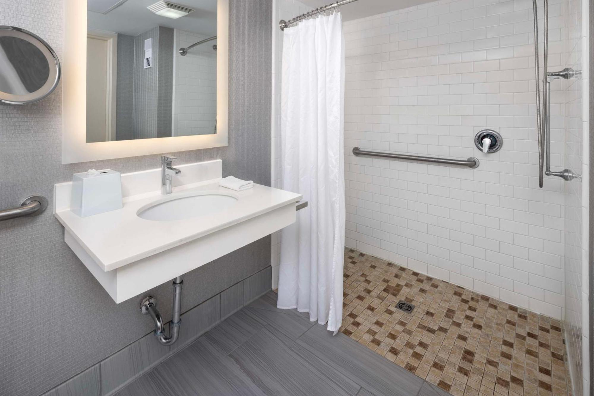 Doubletree By Hilton Manhattan, Ks المظهر الخارجي الصورة