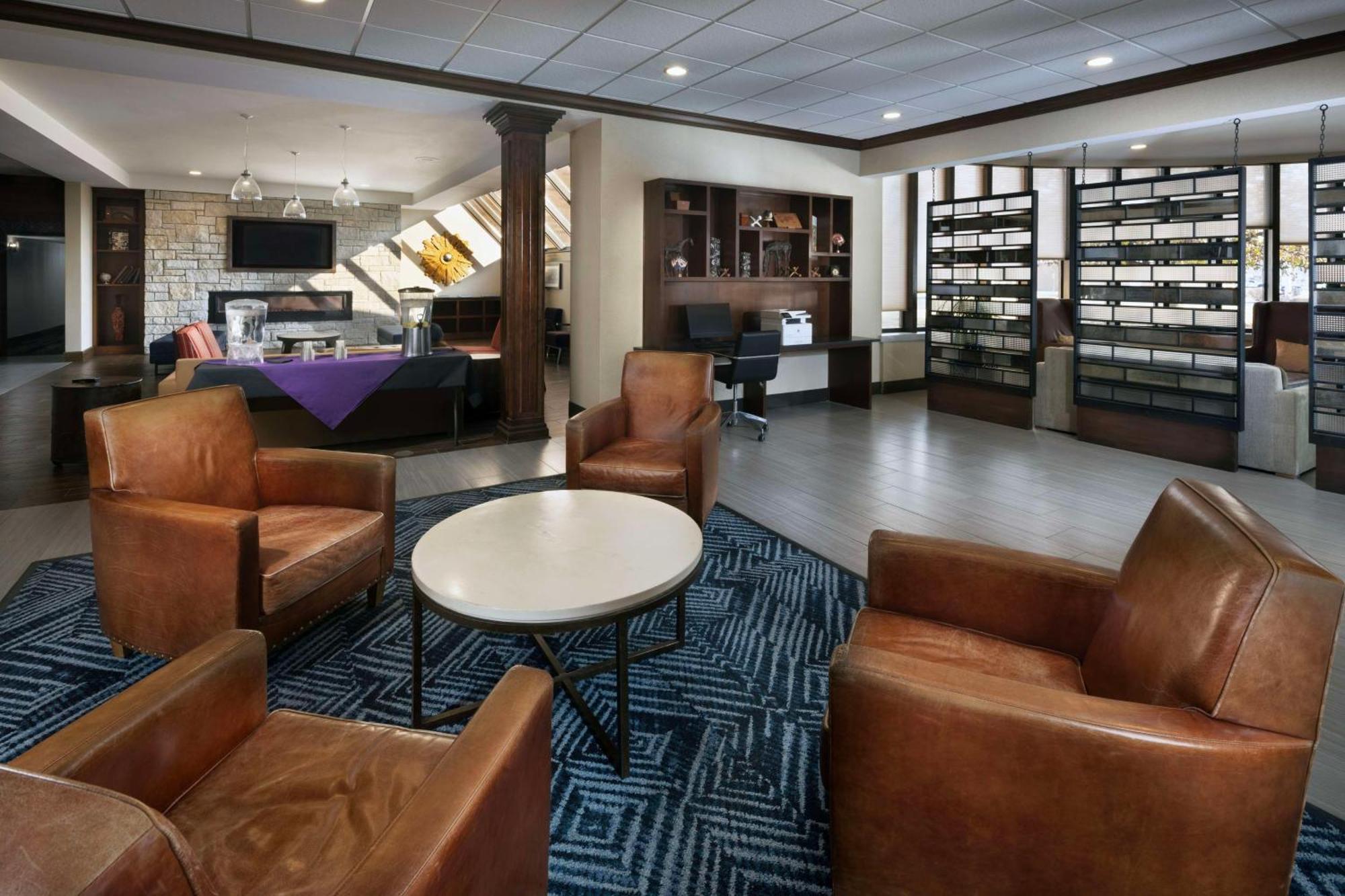 Doubletree By Hilton Manhattan, Ks المظهر الخارجي الصورة
