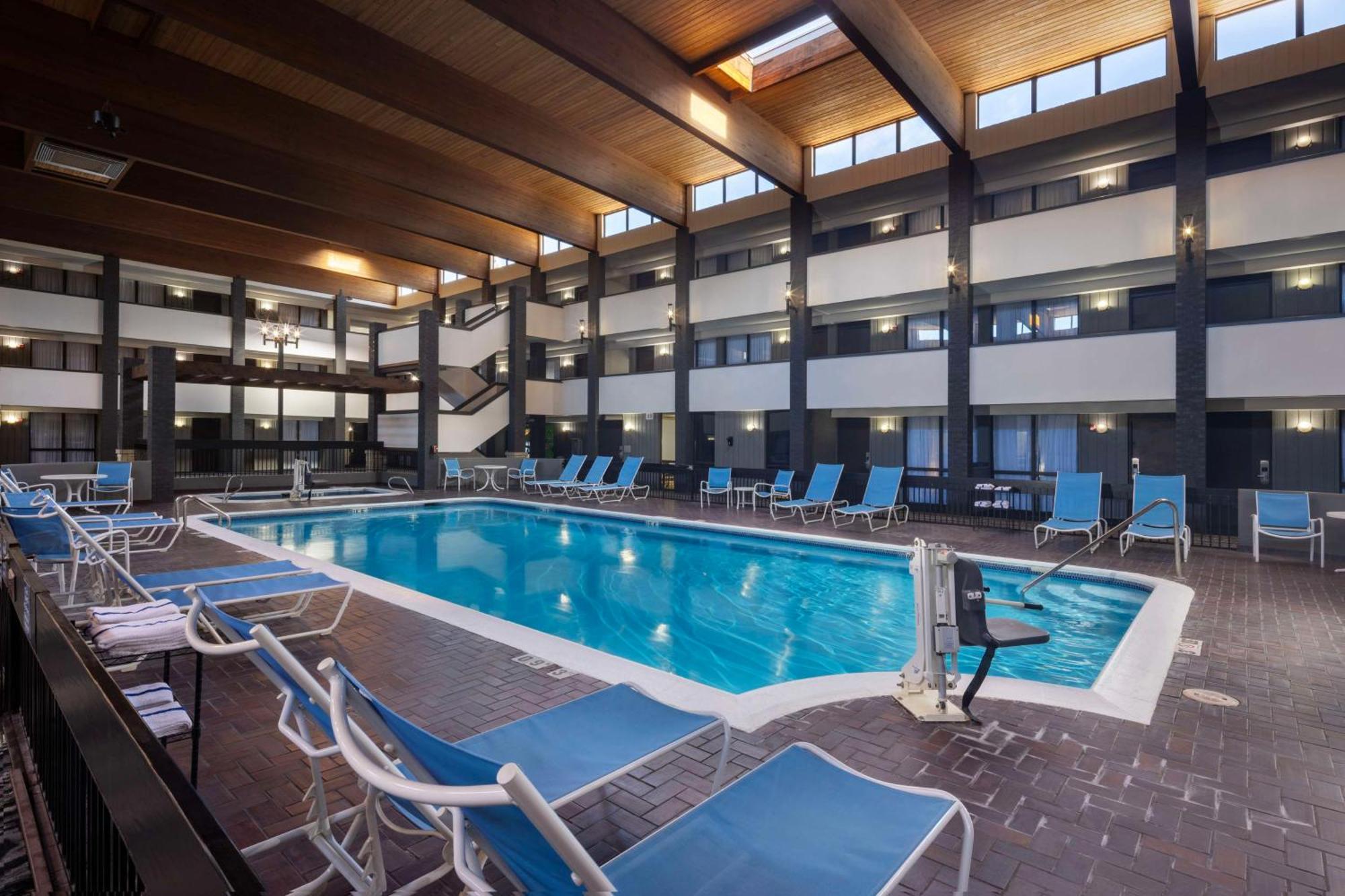 Doubletree By Hilton Manhattan, Ks المظهر الخارجي الصورة