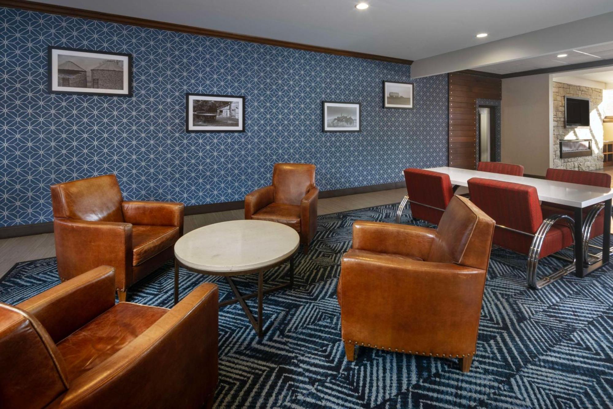 Doubletree By Hilton Manhattan, Ks المظهر الخارجي الصورة