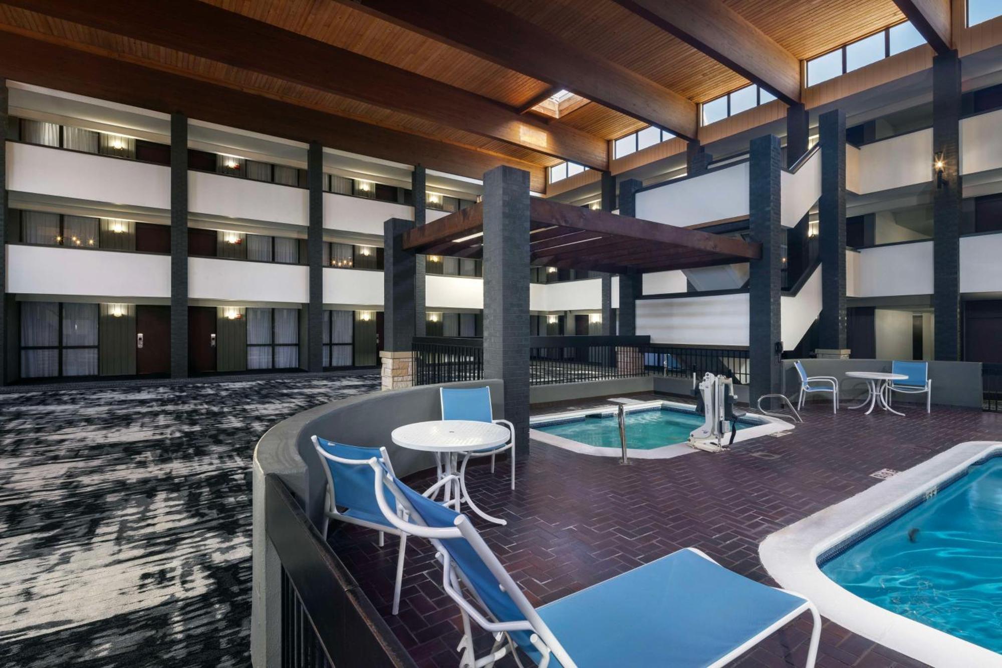 Doubletree By Hilton Manhattan, Ks المظهر الخارجي الصورة