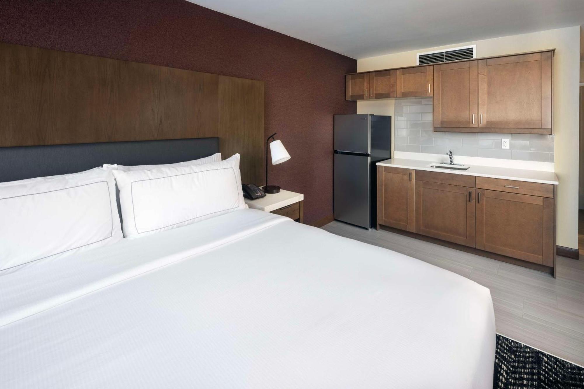 Doubletree By Hilton Manhattan, Ks المظهر الخارجي الصورة