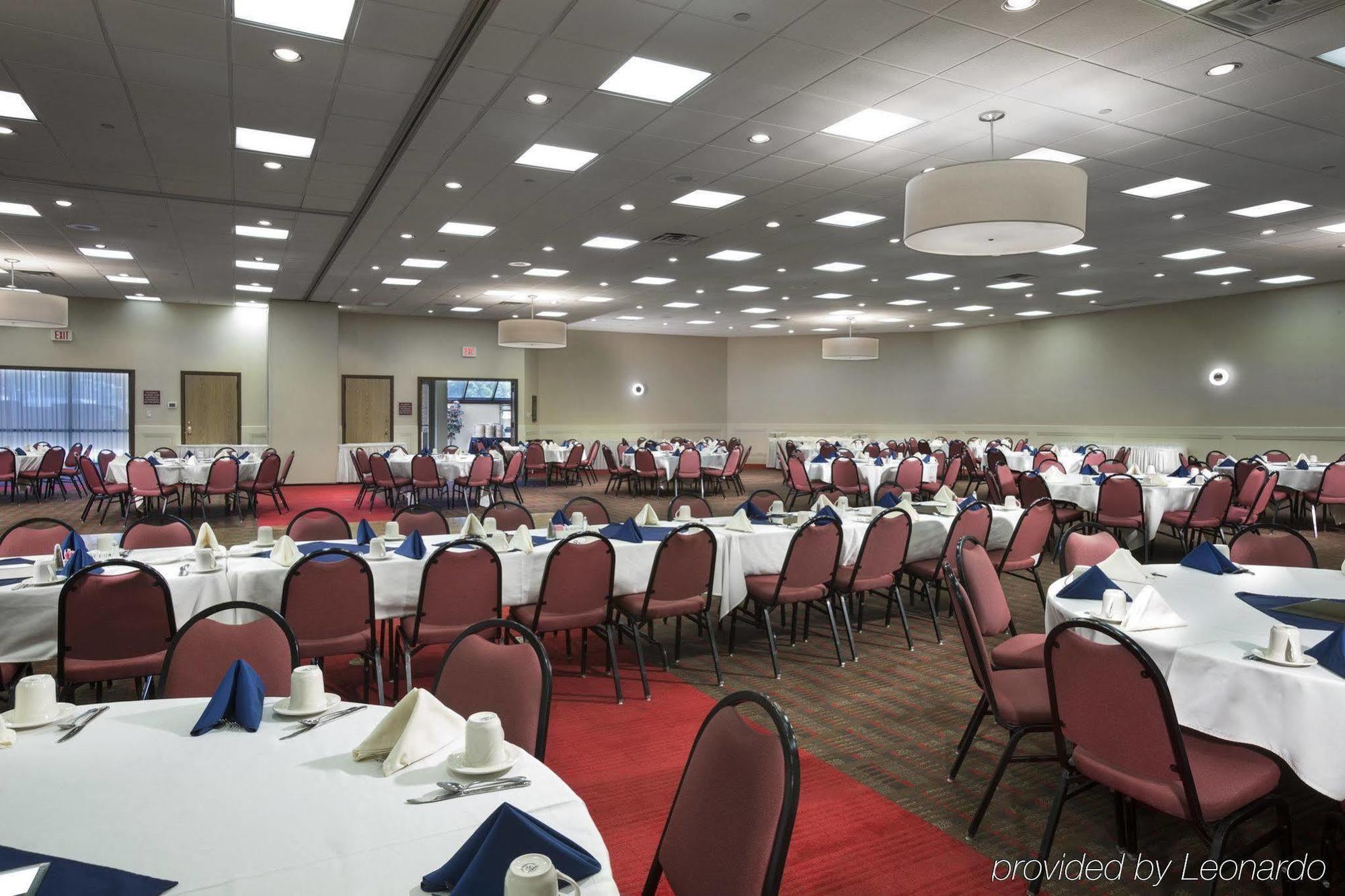 Doubletree By Hilton Manhattan, Ks المظهر الخارجي الصورة